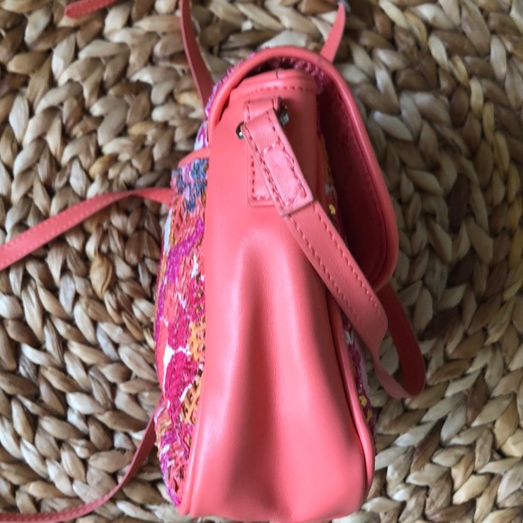 VERA BRADLEY CROSSBODY. - Picture 4 of 8